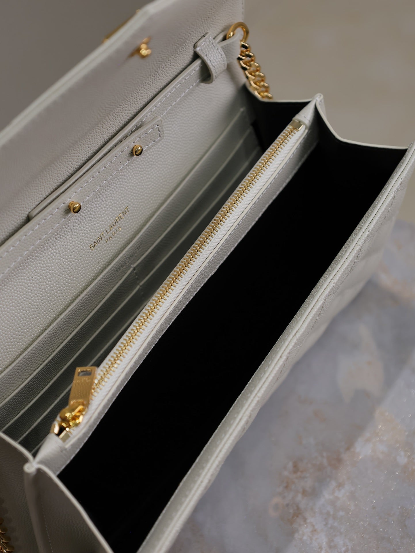 Umschlagtasche mit Kette, 22 Zoll, hellgraues Lammleder, goldfarbene Beschläge