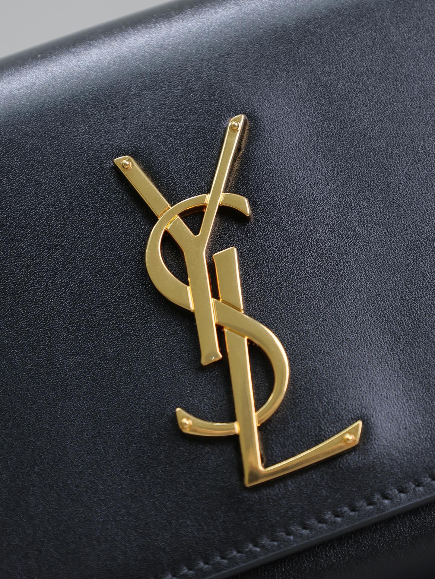 Klassische Kate Clutch 27 in schwarzem Lammleder mit goldenen Beschlägen