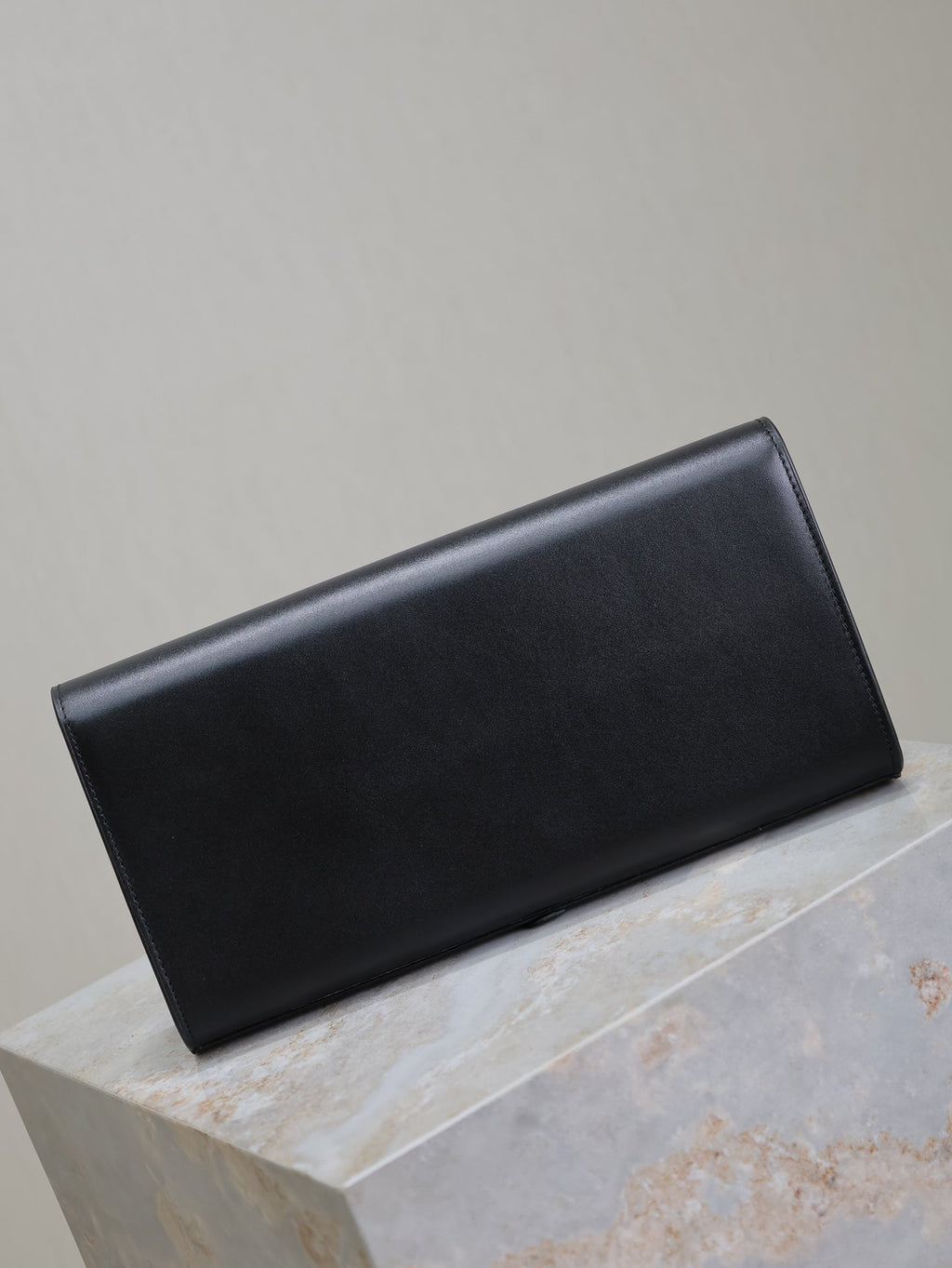 Klassische Kate Clutch 27 in schwarzem Lammleder mit goldenen Beschlägen