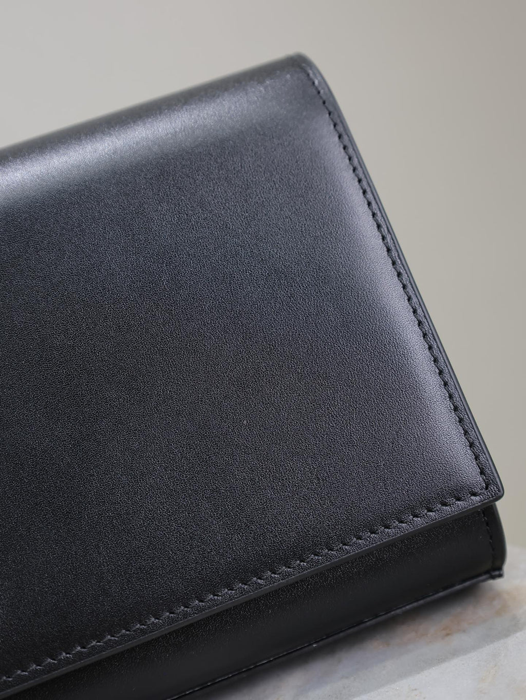 Klassische Kate Clutch 27 in schwarzem Lammleder mit goldenen Beschlägen