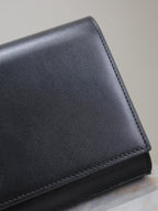 Klassische Kate Clutch 27 in schwarzem Lammleder mit goldenen Beschlägen