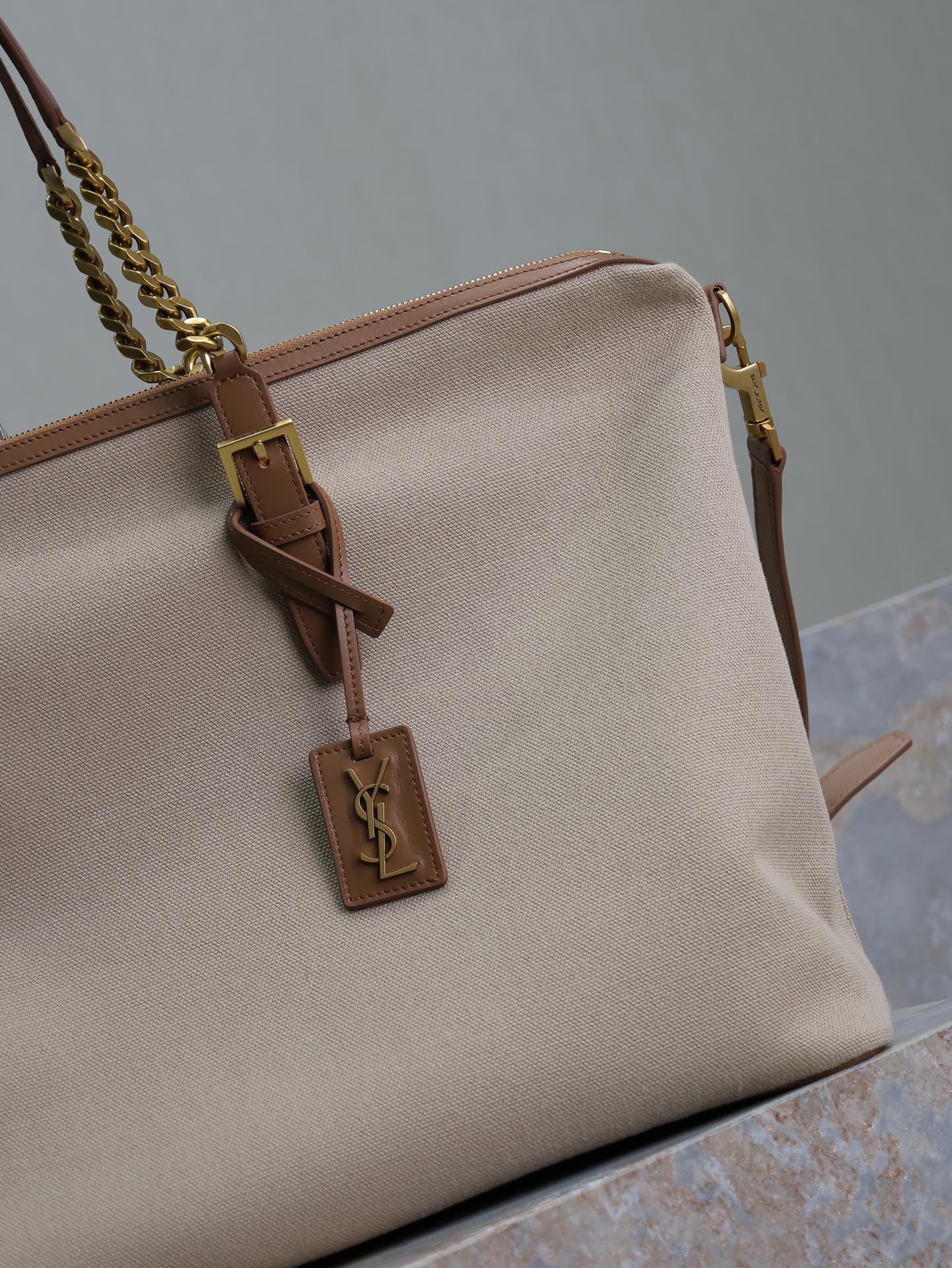 REISETASCHE 48 IN WEISSEM CANVAS UND BRAUNEN LEDERBEZÜGEN GOLDENE BESCHLÄGE