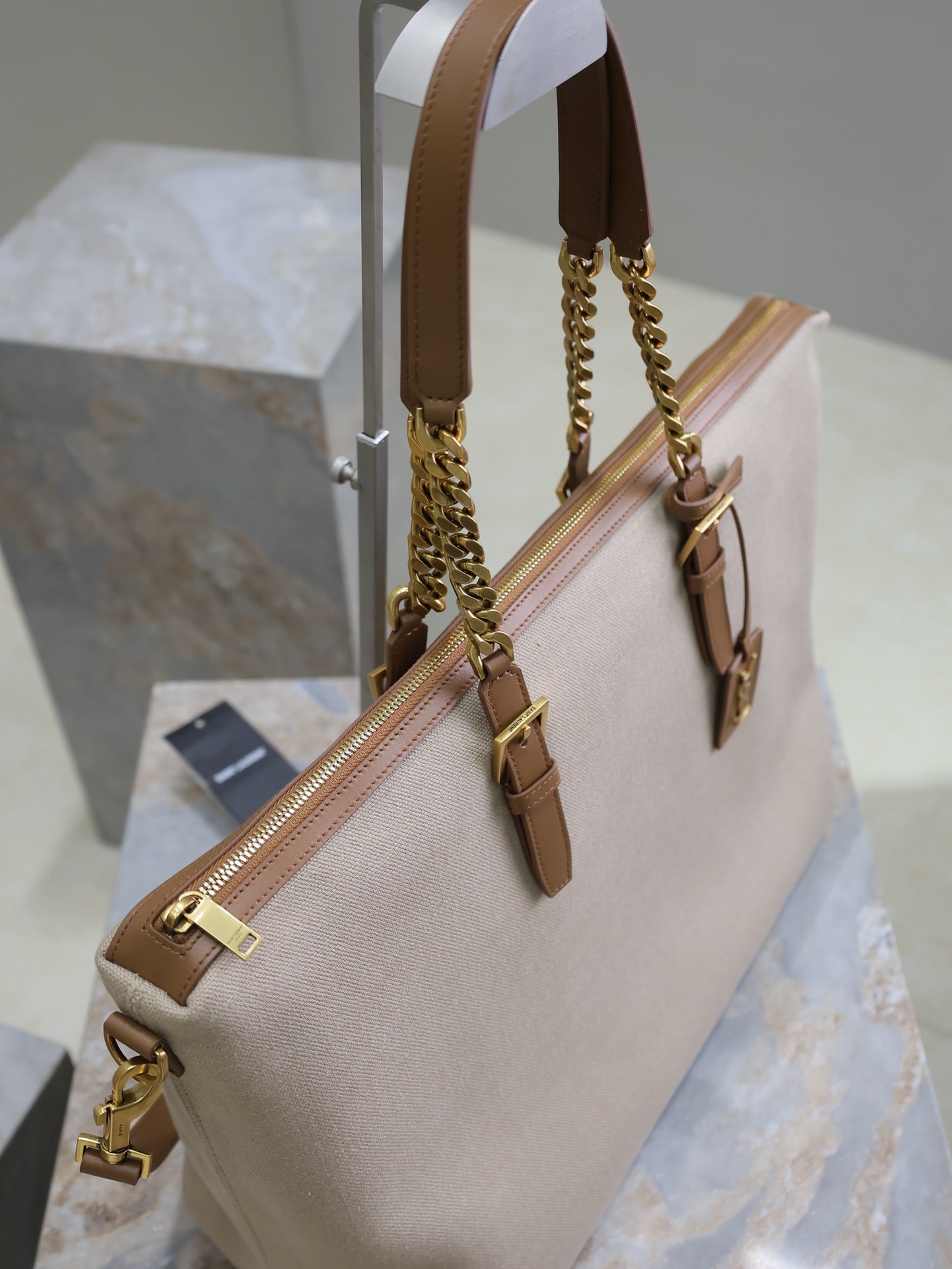 REISETASCHE 48 IN WEISSEM CANVAS UND BRAUNEN LEDERBEZÜGEN GOLDENE BESCHLÄGE