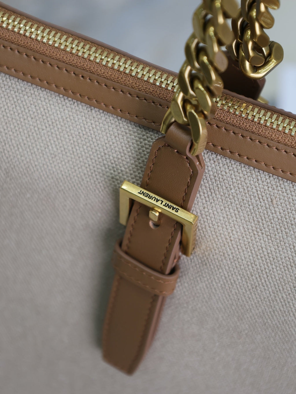 REISETASCHE 48 IN WEISSEM CANVAS UND BRAUNEN LEDERBEZÜGEN GOLDENE BESCHLÄGE