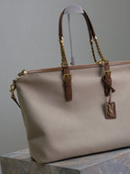 REISETASCHE 48 IN WEISSEM CANVAS UND BRAUNEN LEDERBEZÜGEN GOLDENE BESCHLÄGE