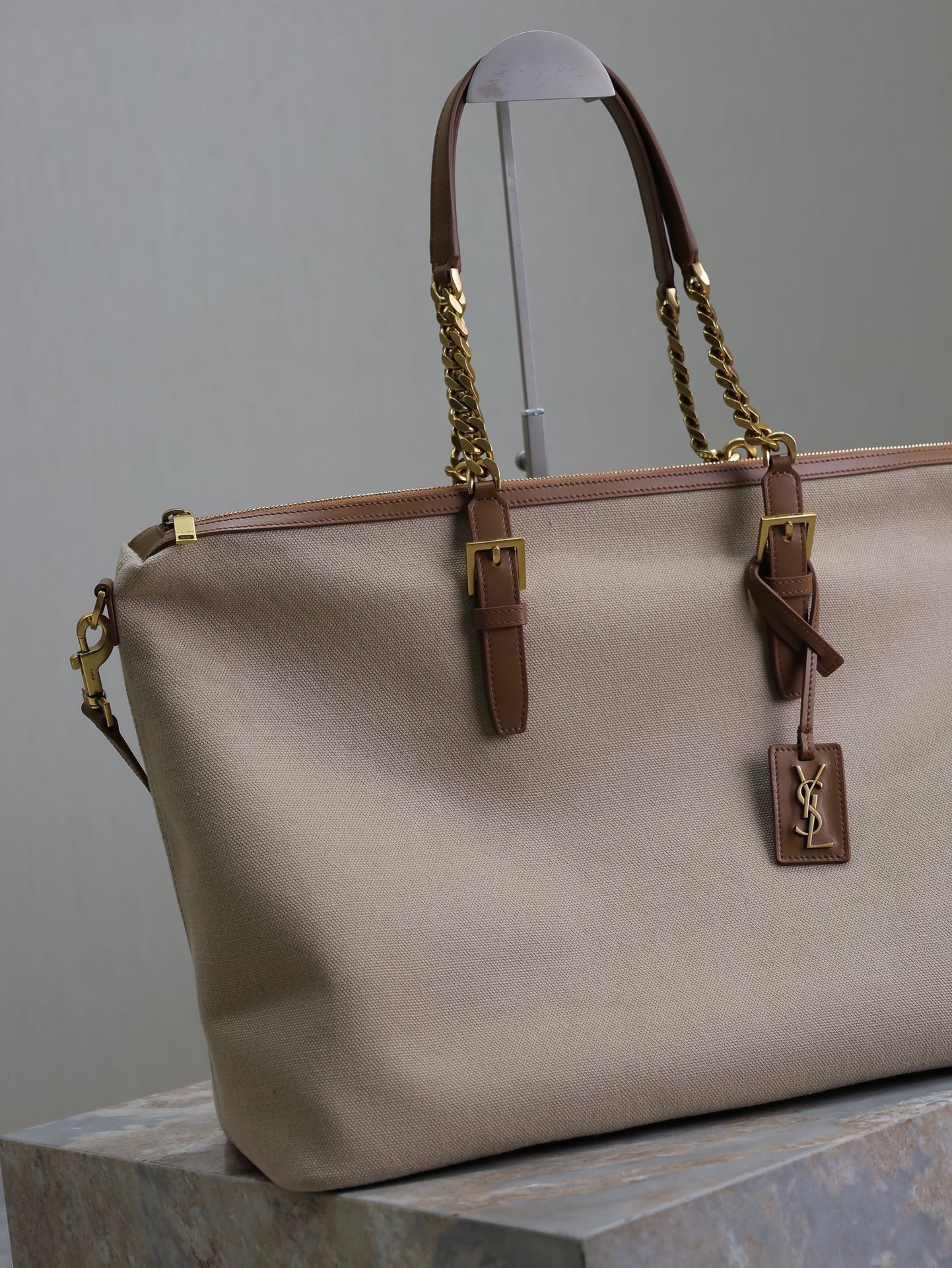 REISETASCHE 48 IN WEISSEM CANVAS UND BRAUNEN LEDERBEZÜGEN GOLDENE BESCHLÄGE