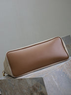 REISETASCHE 48 IN WEISSEM CANVAS UND BRAUNEN LEDERBEZÜGEN GOLDENE BESCHLÄGE