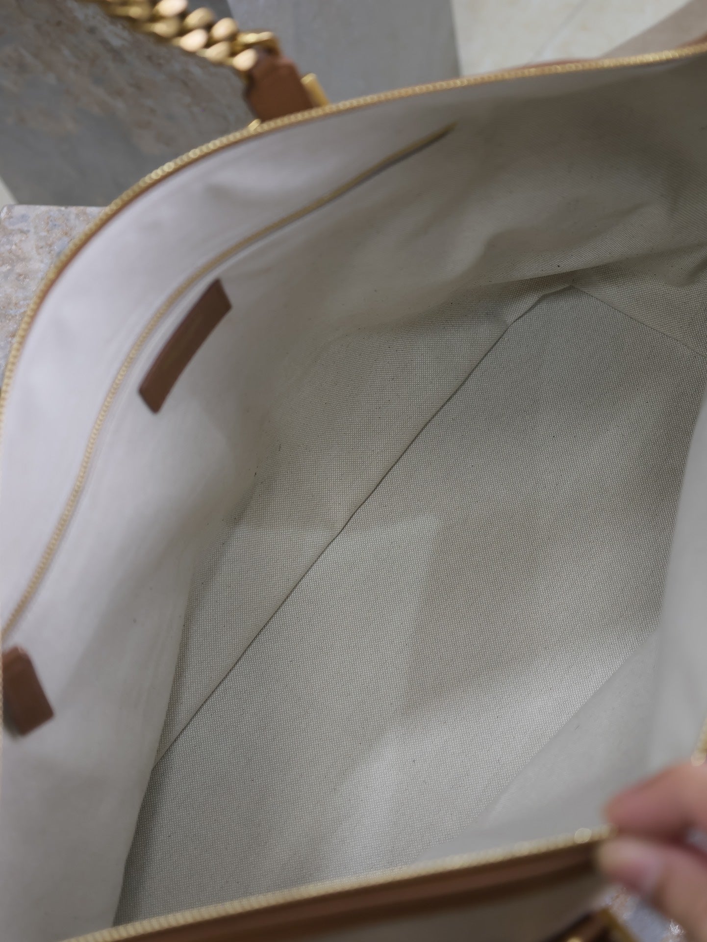 REISETASCHE 48 IN WEISSEM CANVAS UND BRAUNEN LEDERBEZÜGEN GOLDENE BESCHLÄGE