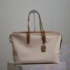 REISETASCHE 48 IN WEISSEM CANVAS UND BRAUNEN LEDERBEZÜGEN GOLDENE BESCHLÄGE