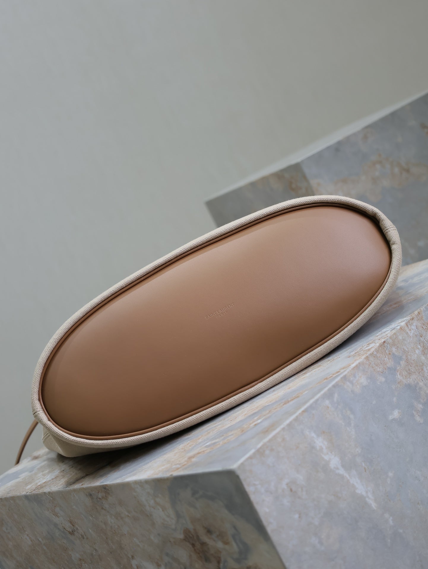 Tragetasche 38 Zoll, weißes Canvas mit braunem Lederbesatz und goldfarbenen Beschlägen