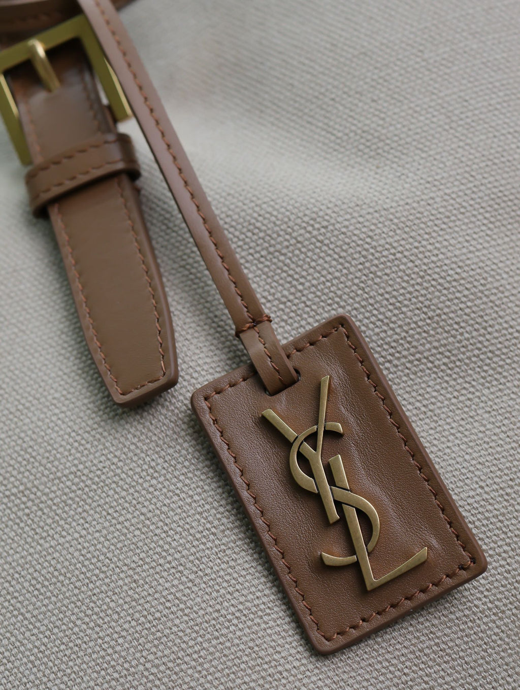 Tragetasche 47 Zoll, aus weißem Canvas mit braunem Lederbesatz und goldfarbenen Beschlägen