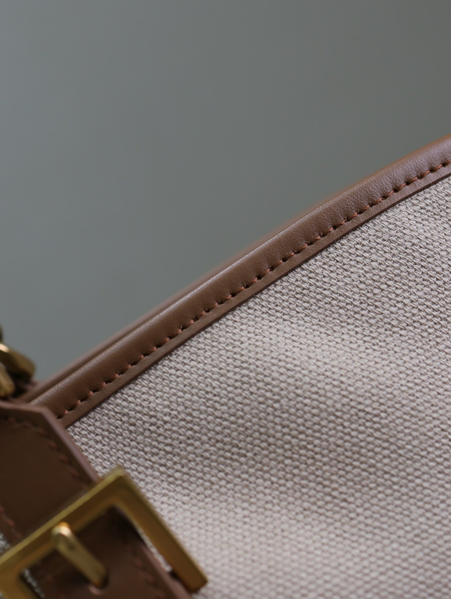 Tragetasche 47 Zoll, aus weißem Canvas mit braunem Lederbesatz und goldfarbenen Beschlägen