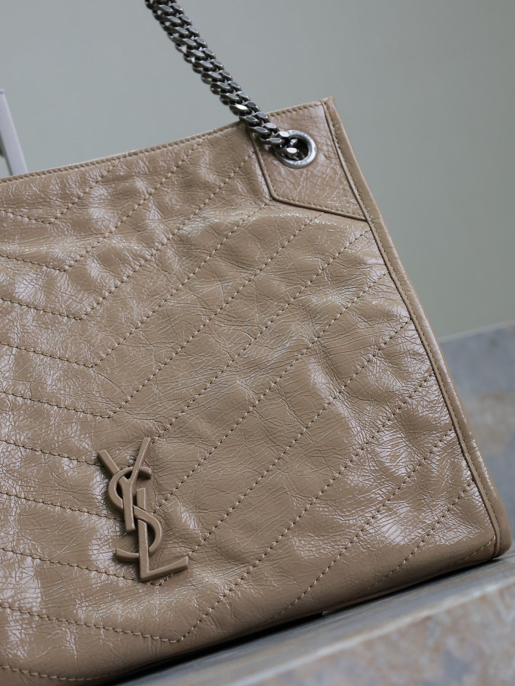 NIKI EINKAUFSTASCHE 33 IN HELLBRAUNEM KNITTERTEM KALBSLEDER