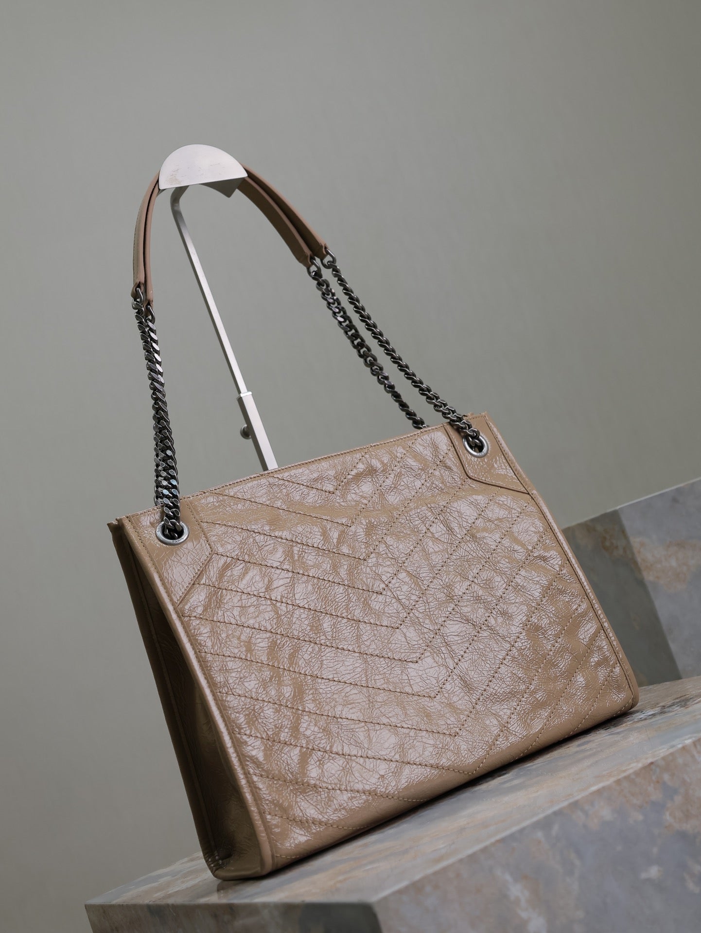 NIKI EINKAUFSTASCHE 33 IN HELLBRAUNEM KNITTERTEM KALBSLEDER