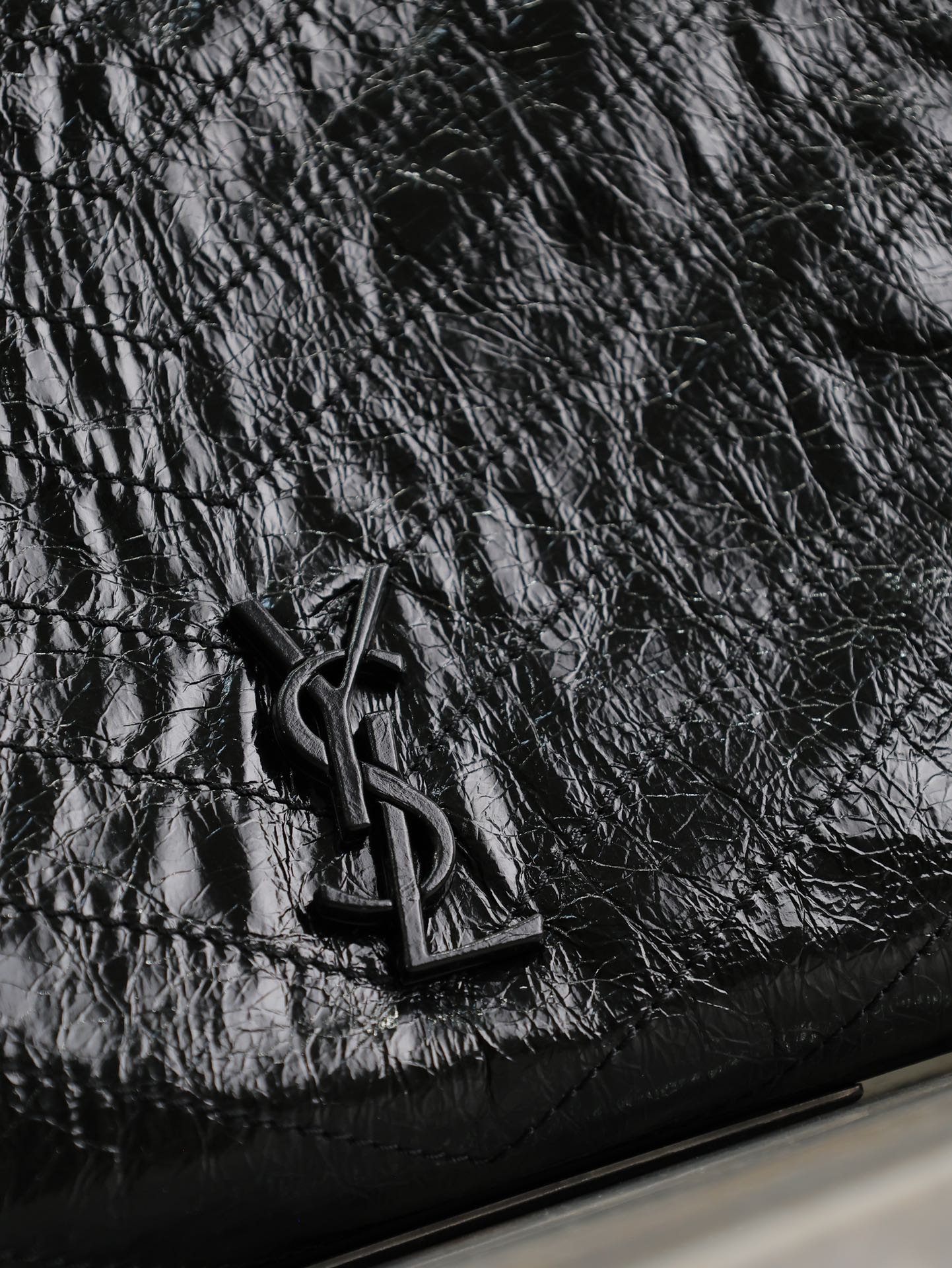 NIKI EINKAUFSTASCHE 33 IN SCHWARZEM, KNITTERTEM KALBSLEDER, SILBERNE BESCHLÄGE