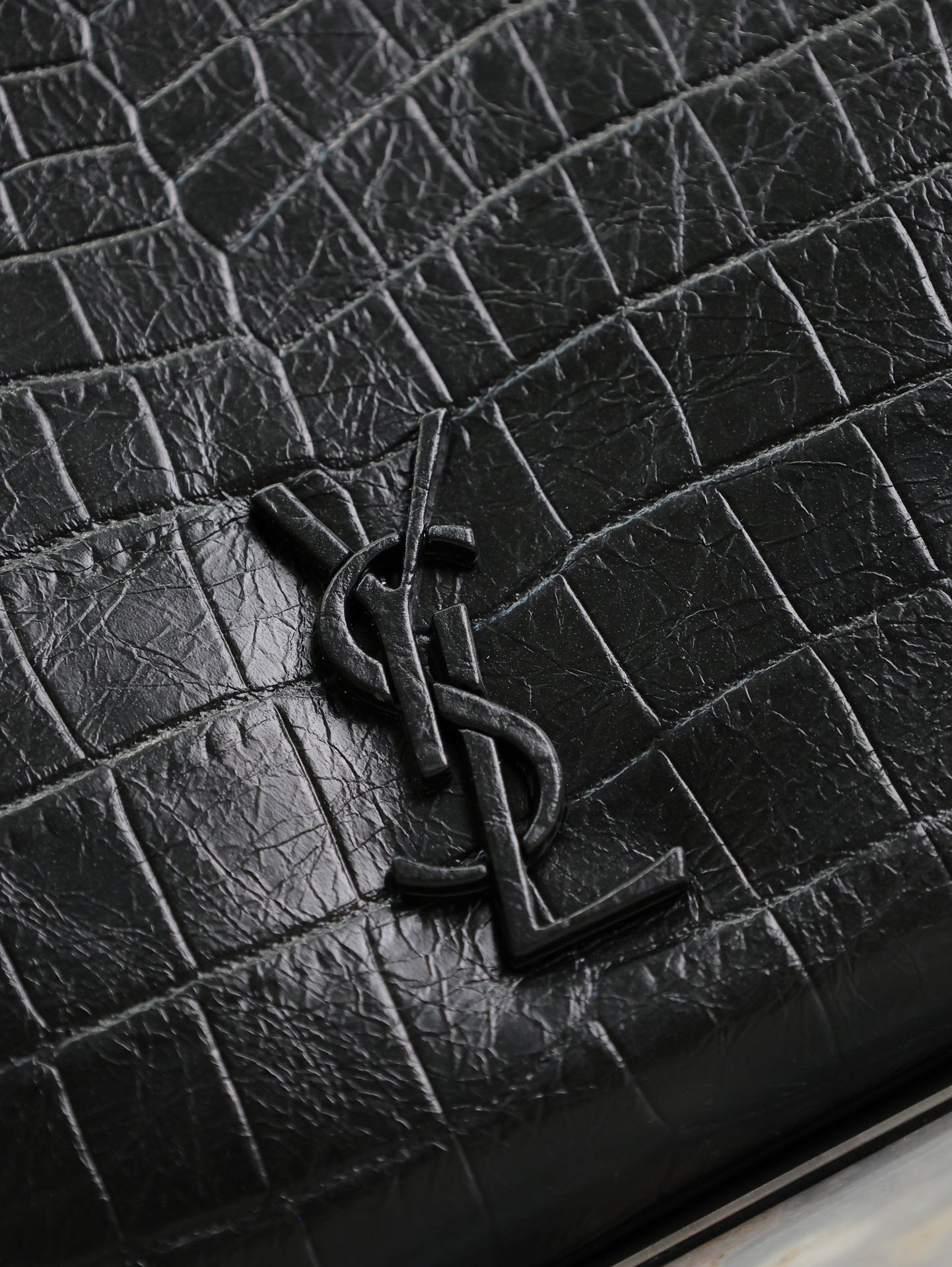 NIKI EINKAUFSTASCHE 33 AUS SCHWARZEM KROKODILGEPRÄGTEM KALBSLEDER