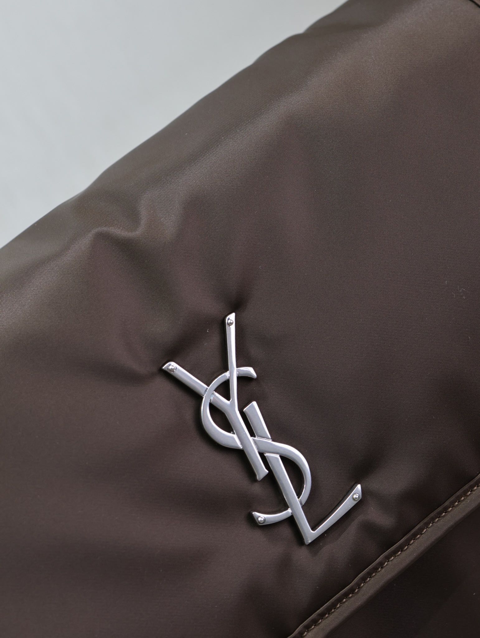 NIKI GROSS 32 ZOLL SCHOKOLADEN-NYLON SILBERNES LOGO