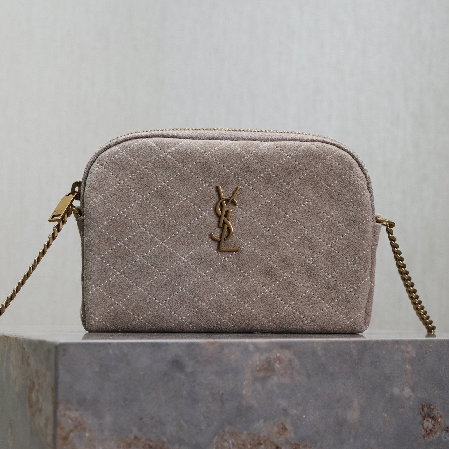 GABY Reißverschlusstasche 19 Zoll, graues mattes Wildleder, goldene Beschläge