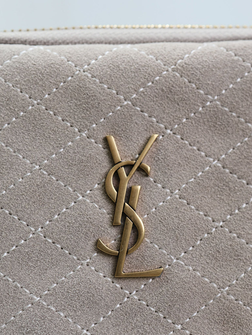 GABY Reißverschlusstasche 19 Zoll, graues mattes Wildleder, goldene Beschläge