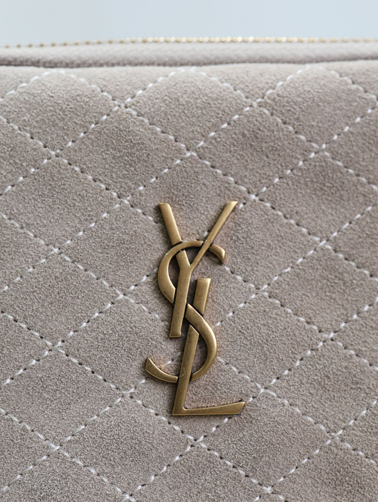 GABY Reißverschlusstasche 19 Zoll, graues mattes Wildleder, goldene Beschläge