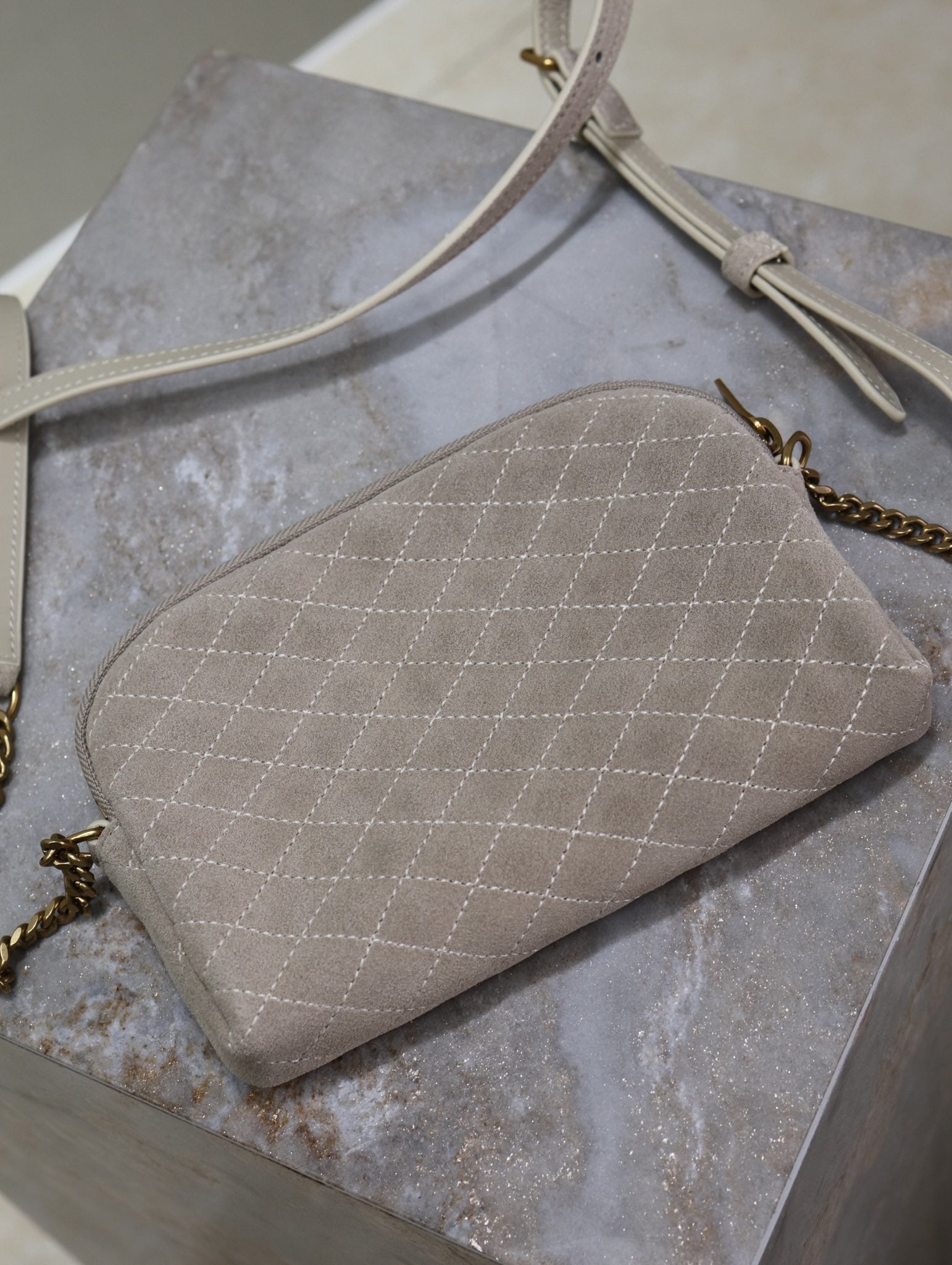 GABY Reißverschlusstasche 19 Zoll, graues mattes Wildleder, goldene Beschläge