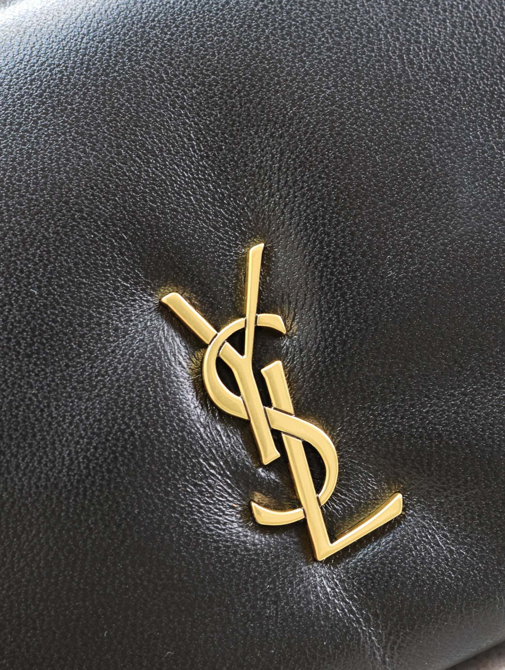 CALYPSO POUCH 24 IN SCHWARZEM LAMMLEDER GOLDENES LOGO