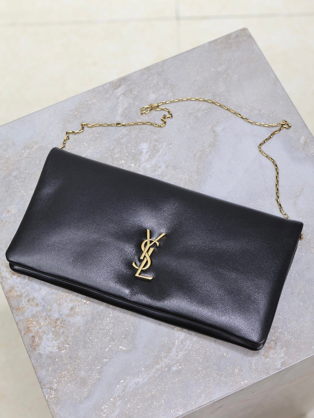 CALYPSO POUCH 24 IN SCHWARZEM LAMMLEDER GOLDENES LOGO