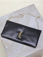 CALYPSO POUCH 24 IN SCHWARZEM LAMMLEDER GOLDENES LOGO