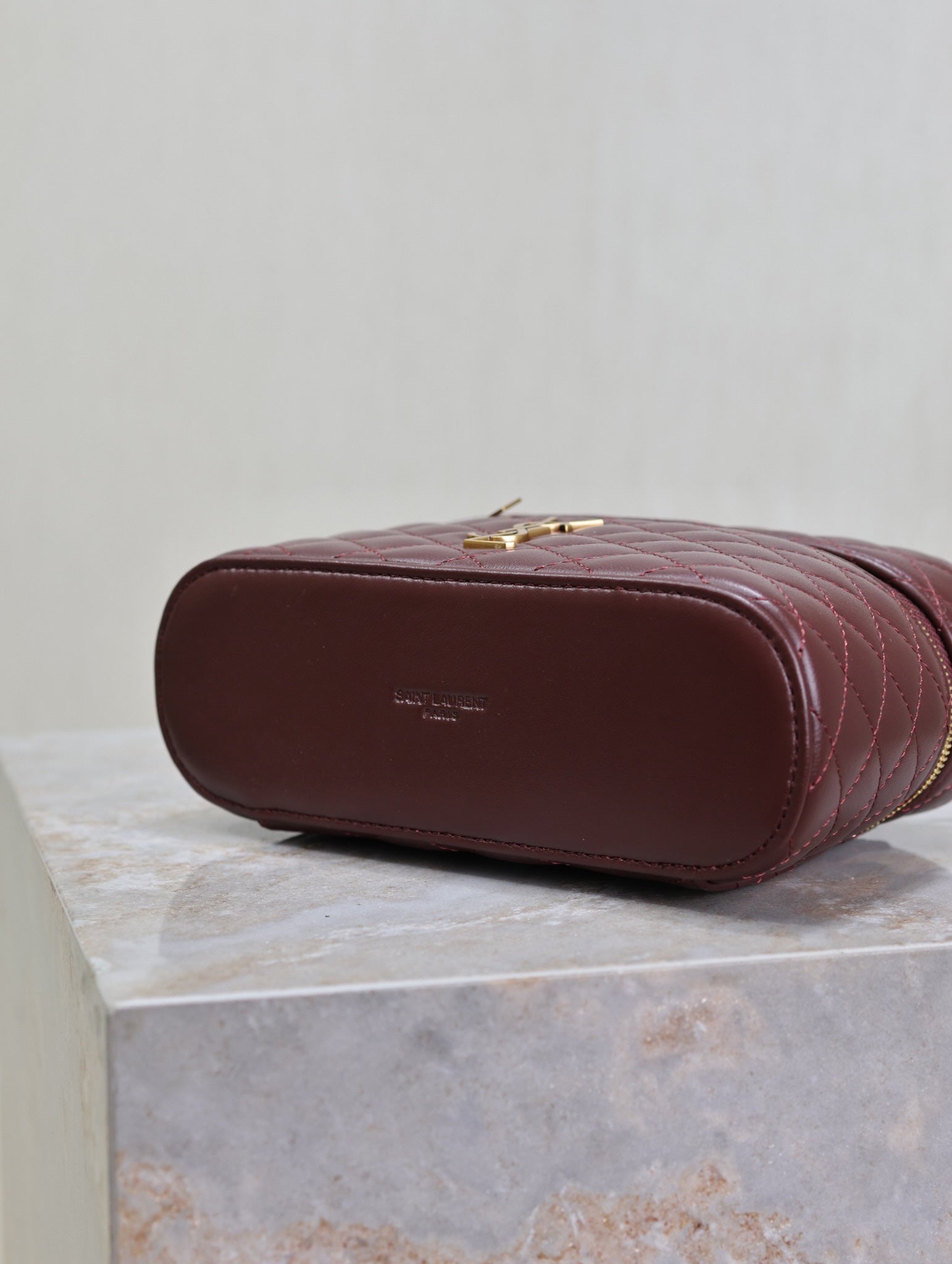 GABY MINI-SCHminktisch 45,7 cm, auburnrot, Lammleder, goldene Beschläge