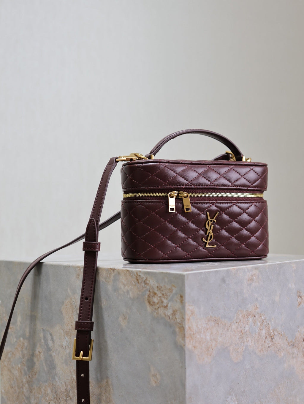 GABY MINI-SCHminktisch 45,7 cm, auburnrot, Lammleder, goldene Beschläge