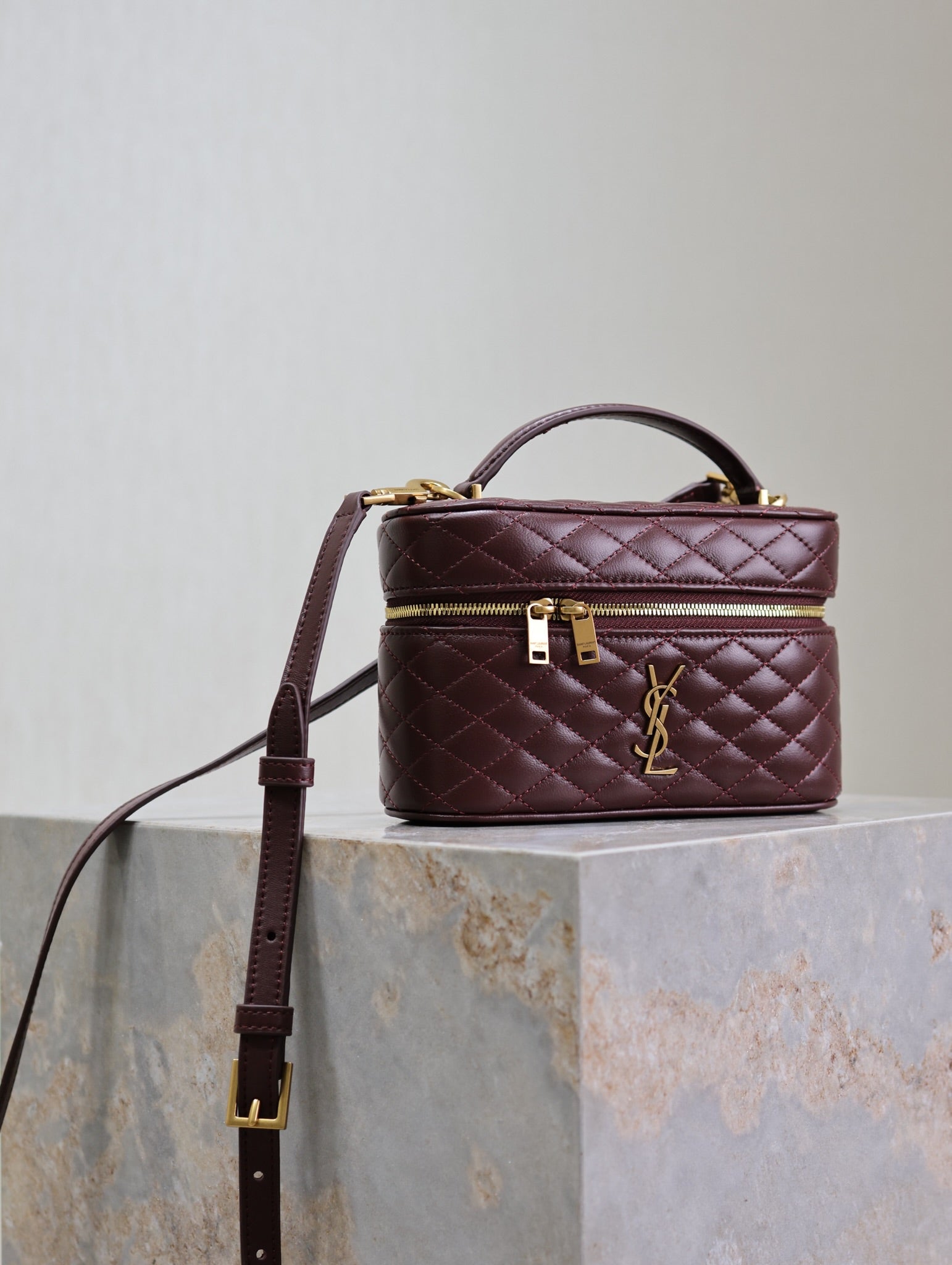 GABY MINI-SCHminktisch 45,7 cm, auburnrot, Lammleder, goldene Beschläge