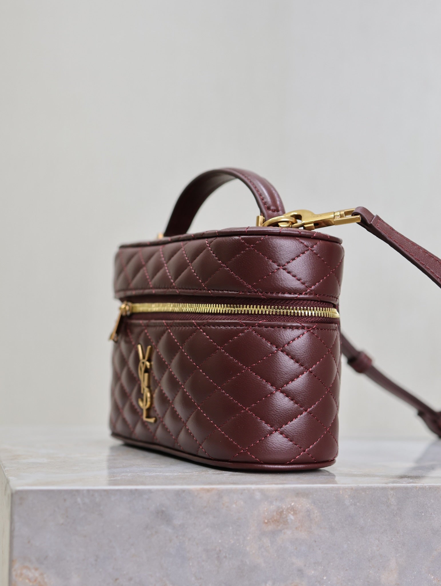 GABY MINI-SCHminktisch 45,7 cm, auburnrot, Lammleder, goldene Beschläge