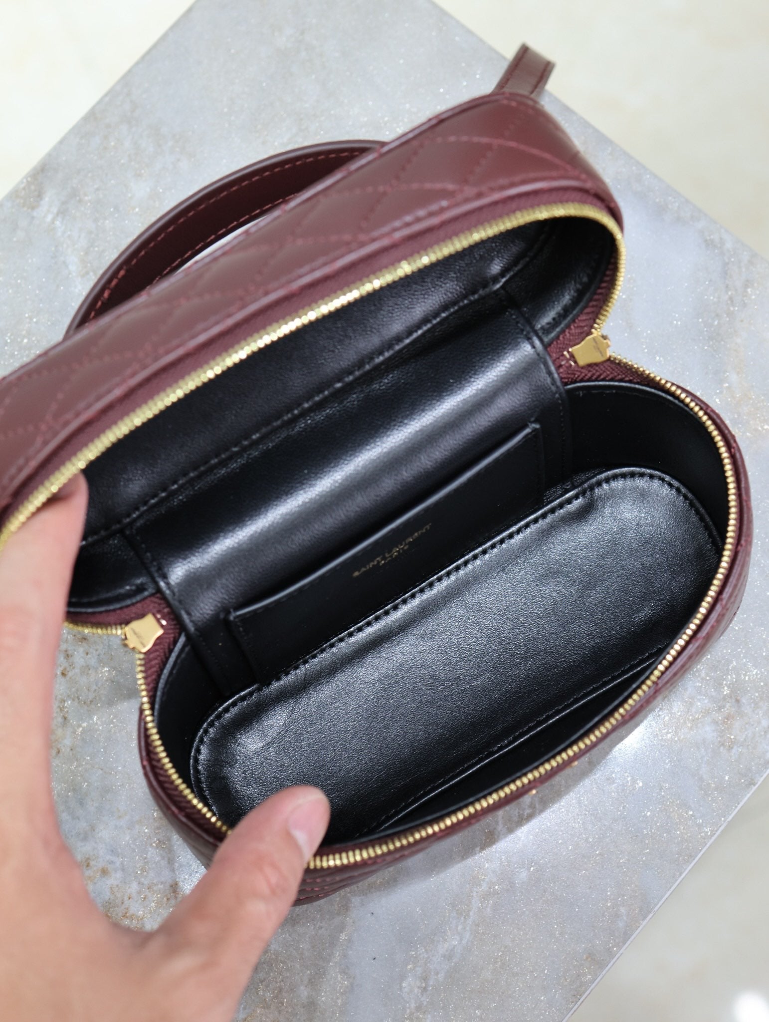 GABY MINI-SCHminktisch 45,7 cm, auburnrot, Lammleder, goldene Beschläge