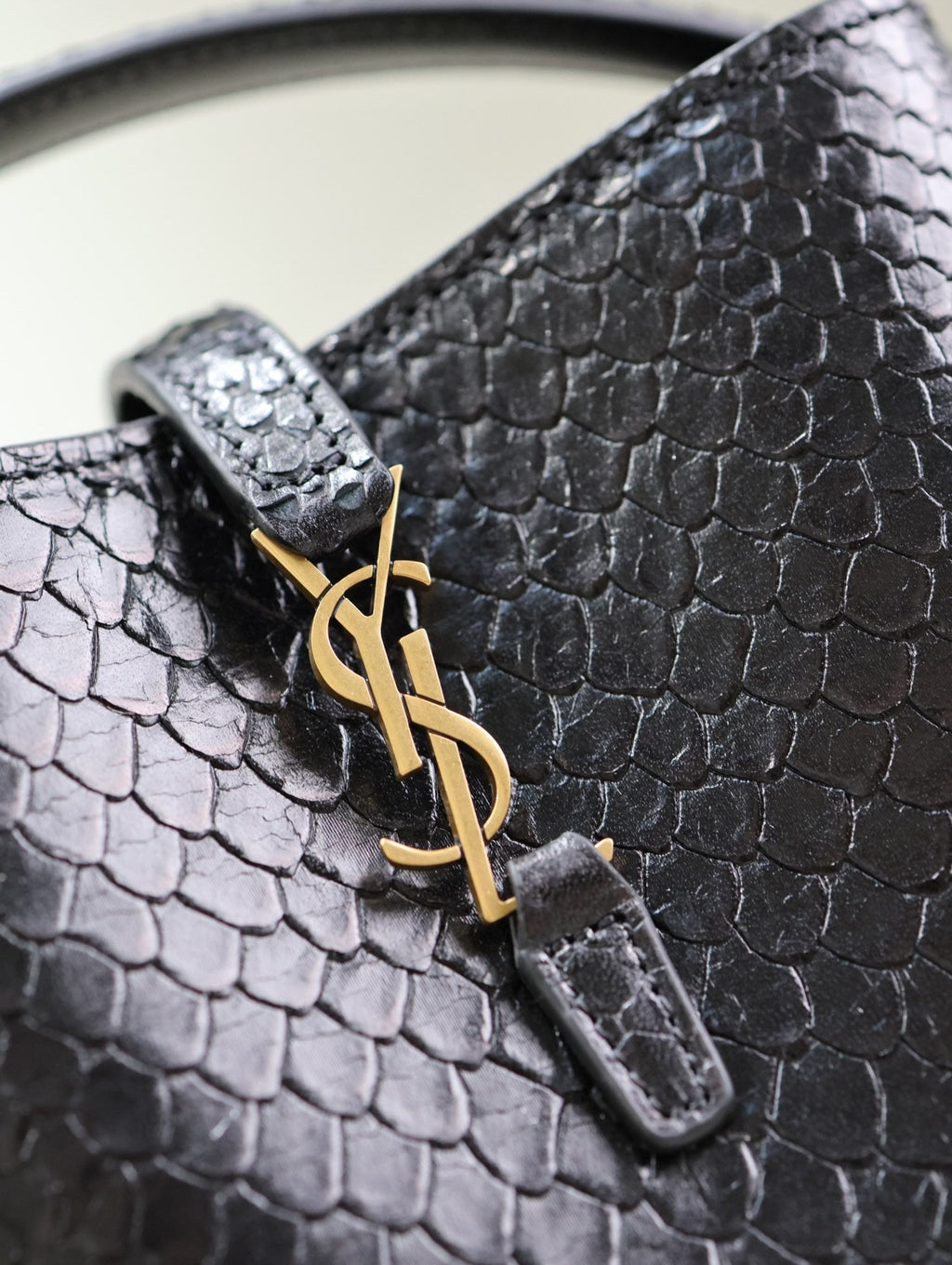 LE 37 MINI-TASCHE 15 IN SCHWARZEM SCHLANGENMUSTER-KALBLEDER