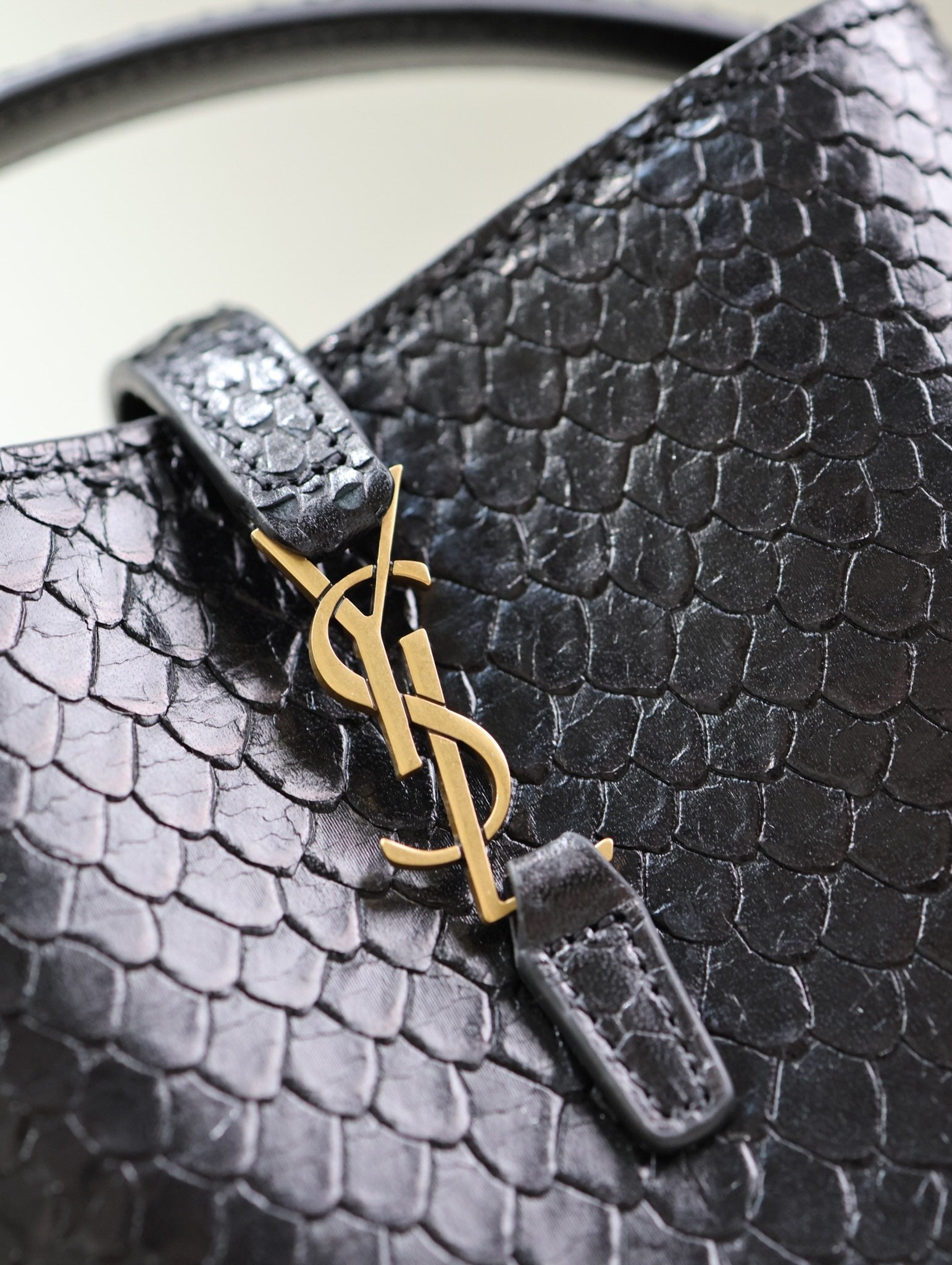 LE 37 MINI-TASCHE 15 IN SCHWARZEM SCHLANGENMUSTER-KALBLEDER