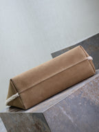 Einkaufstasche 38 Zoll in hellbraunem Wildleder mit weißem Lammfellbesatz