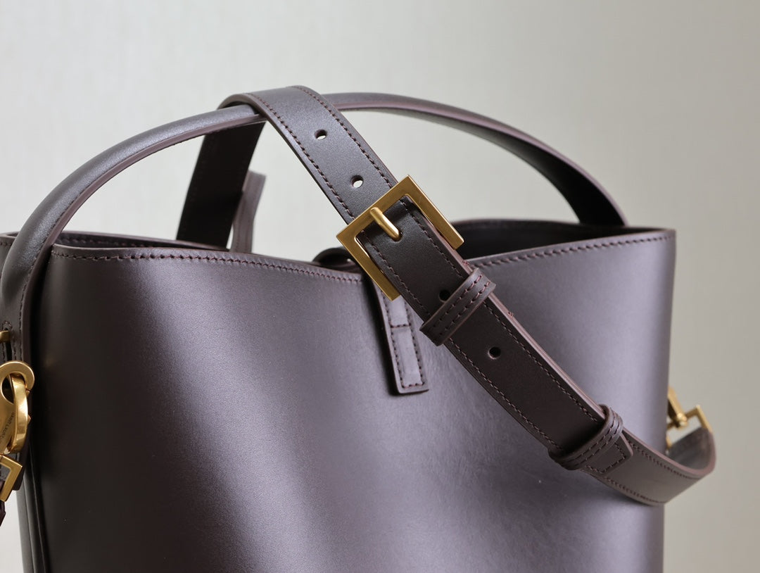 LE 37 MITTLERE EIMERTASCHE 26 IN BRÜNETTE BRAUNES KALBSLEDER GOLDENE BESCHLÄGE