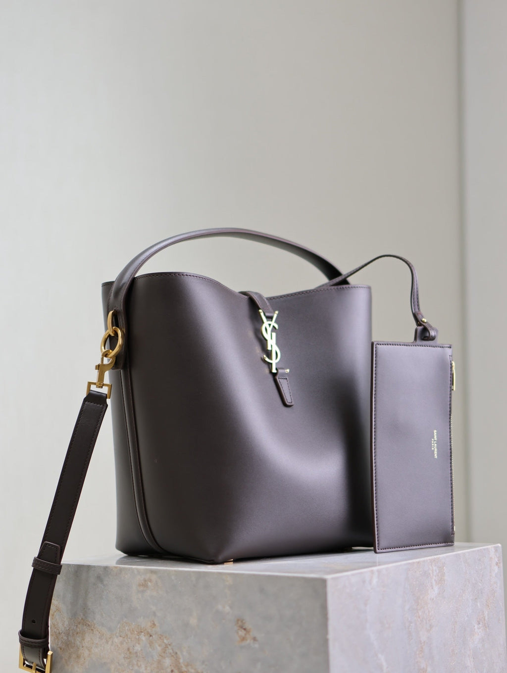 LE 37 MITTLERE EIMERTASCHE 26 IN BRÜNETTE BRAUNES KALBSLEDER GOLDENE BESCHLÄGE