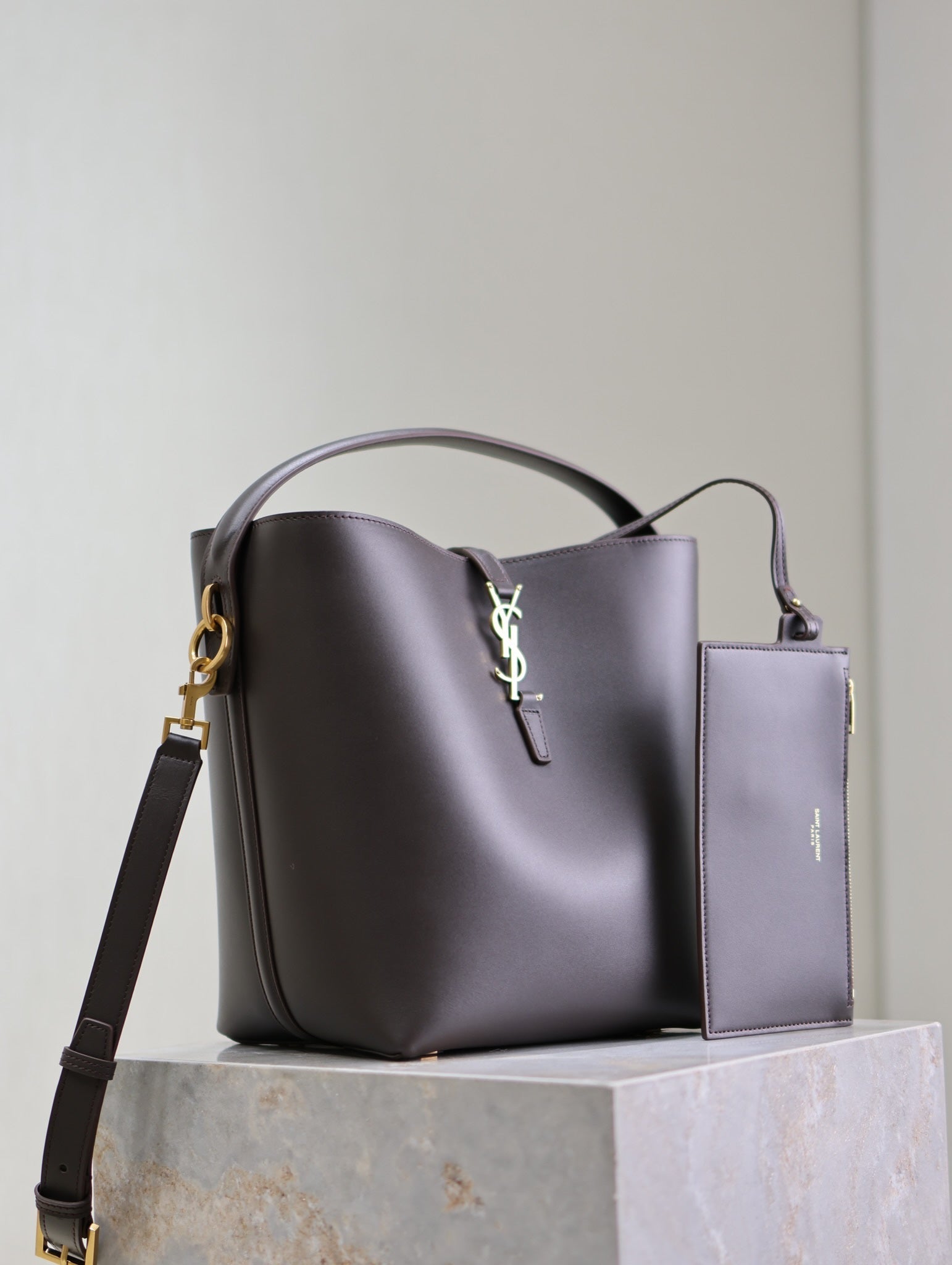 LE 37 MITTLERE EIMERTASCHE 26 IN BRÜNETTE BRAUNES KALBSLEDER GOLDENE BESCHLÄGE