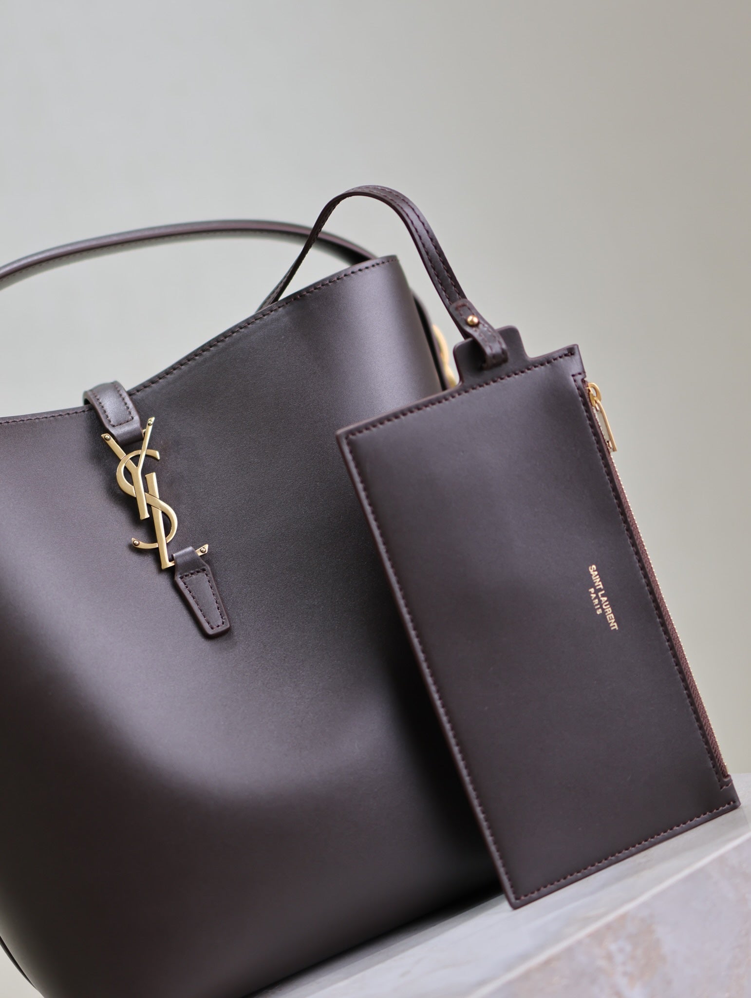 LE 37 MITTLERE EIMERTASCHE 26 IN BRÜNETTE BRAUNES KALBSLEDER GOLDENE BESCHLÄGE