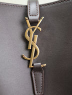 LE 37 MITTLERE EIMERTASCHE 26 IN BRÜNETTE BRAUNES KALBSLEDER GOLDENE BESCHLÄGE