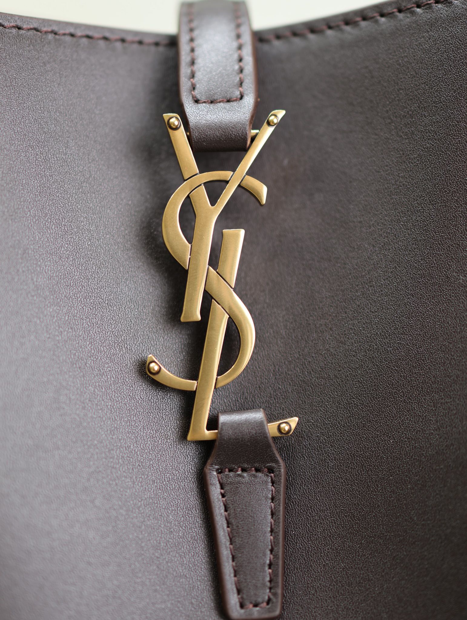 LE 37 MITTLERE EIMERTASCHE 26 IN BRÜNETTE BRAUNES KALBSLEDER GOLDENE BESCHLÄGE