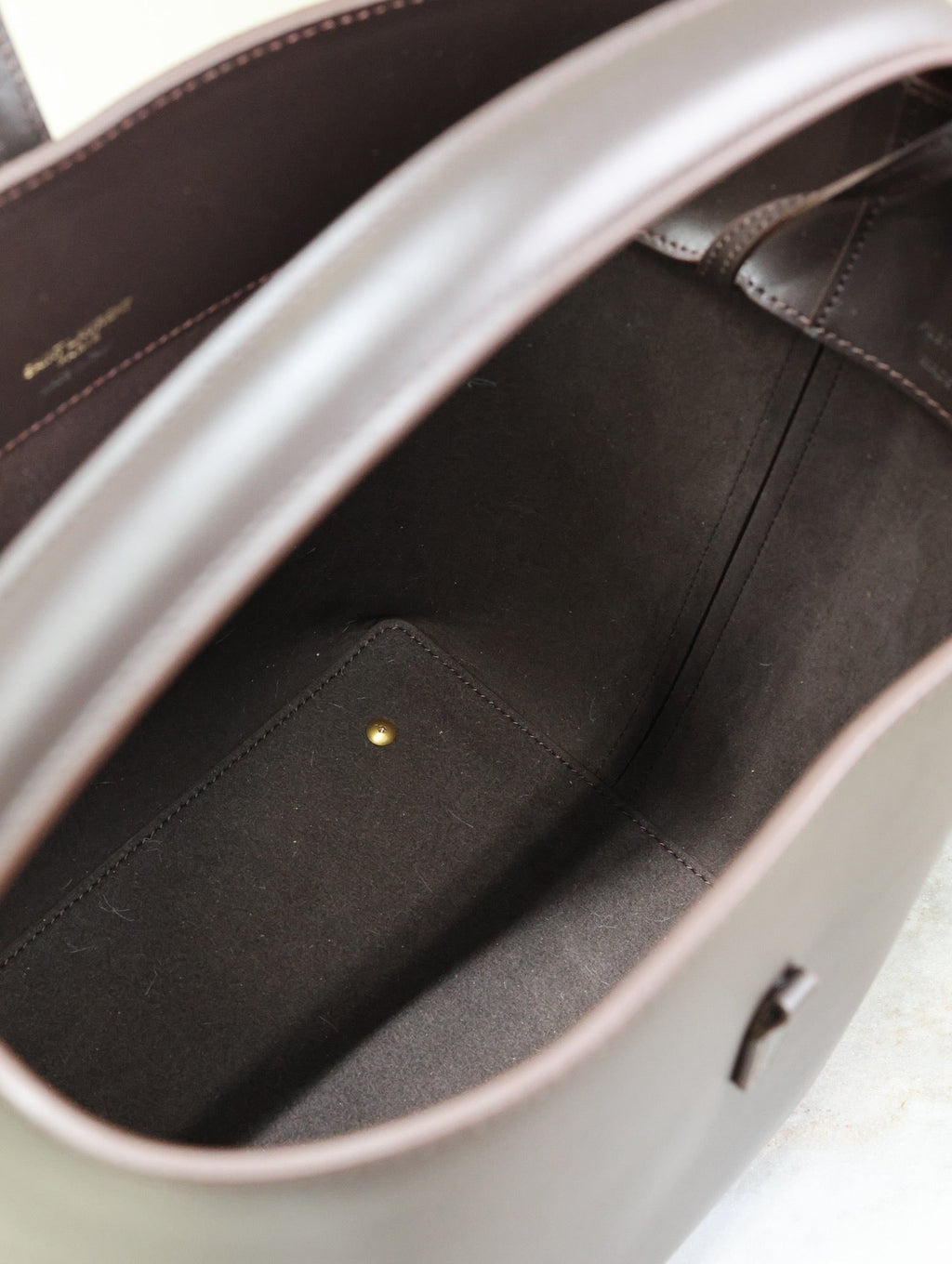 LE 37 MITTLERE EIMERTASCHE 26 IN BRÜNETTE BRAUNES KALBSLEDER GOLDENE BESCHLÄGE