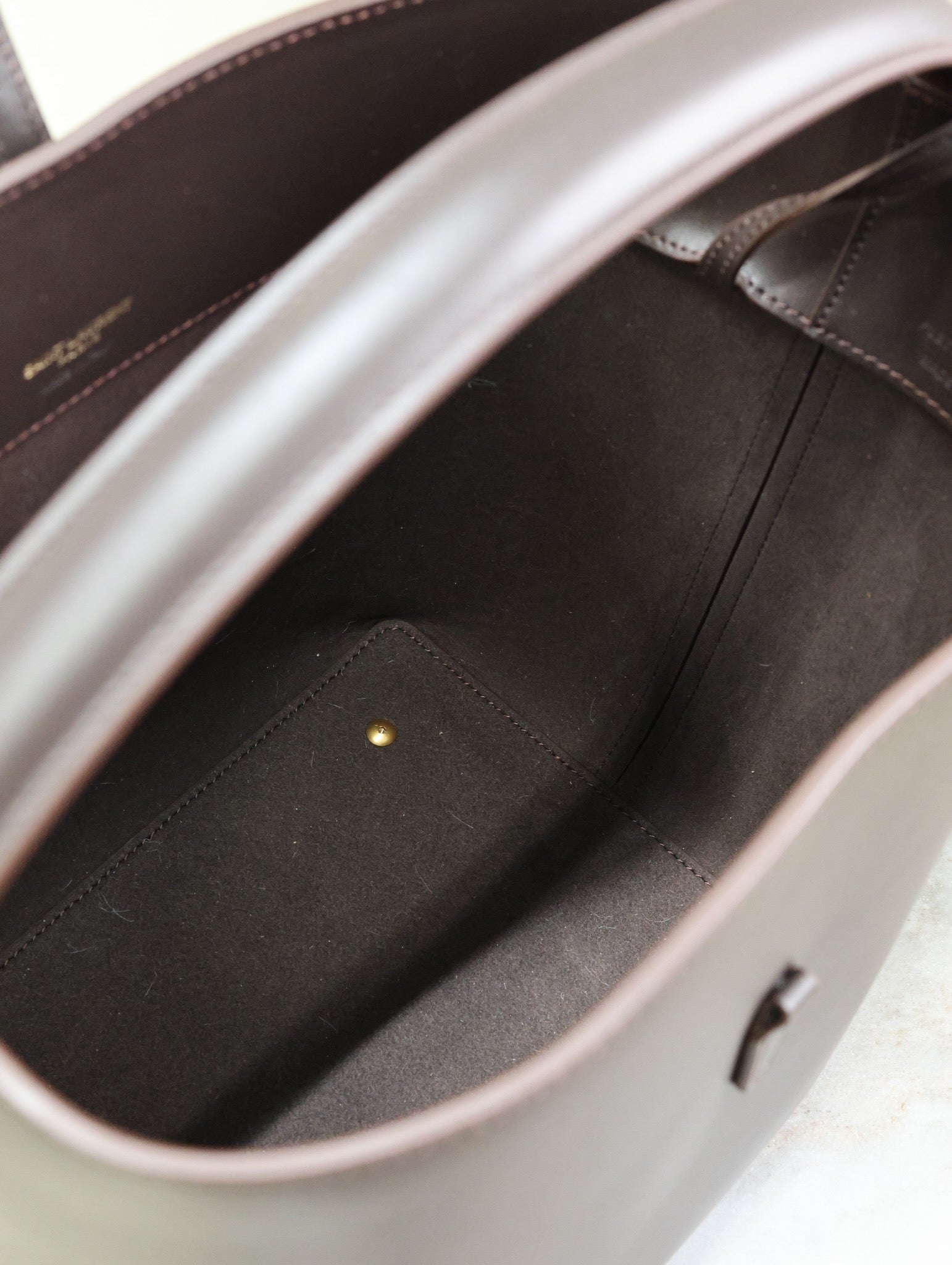 LE 37 MITTLERE EIMERTASCHE 26 IN BRÜNETTE BRAUNES KALBSLEDER GOLDENE BESCHLÄGE