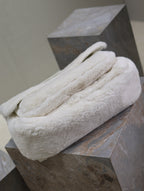 NIKI 47 IN WEISSEM KANINCHENFELL GOLDENE BESCHLÄGE