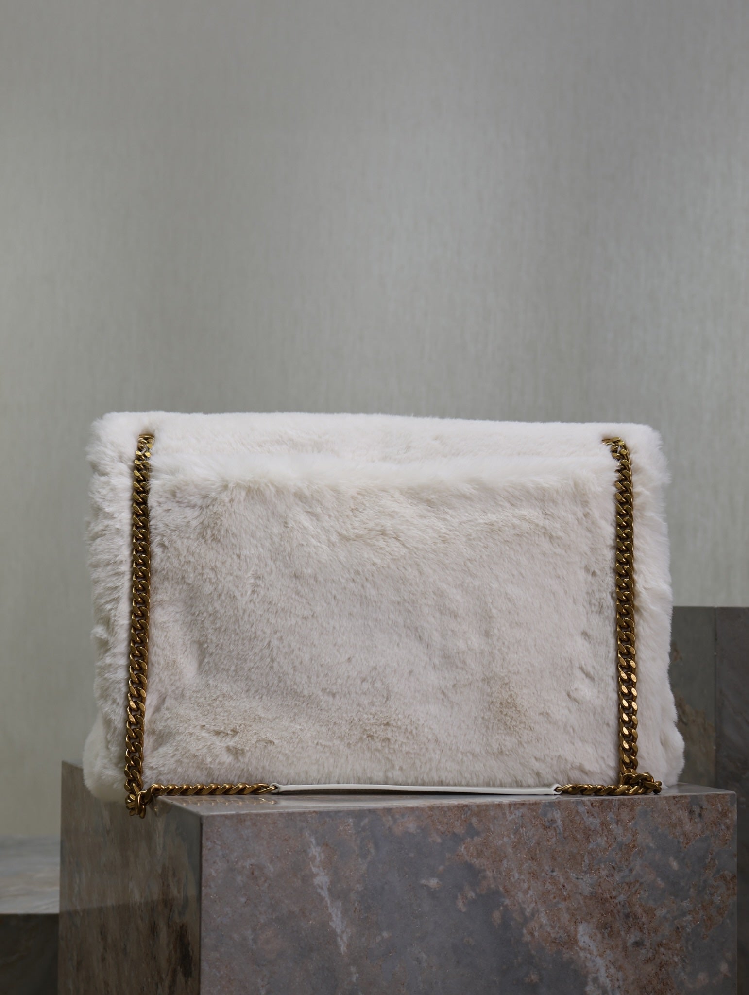 NIKI 47 IN WEISSEM KANINCHENFELL GOLDENE BESCHLÄGE