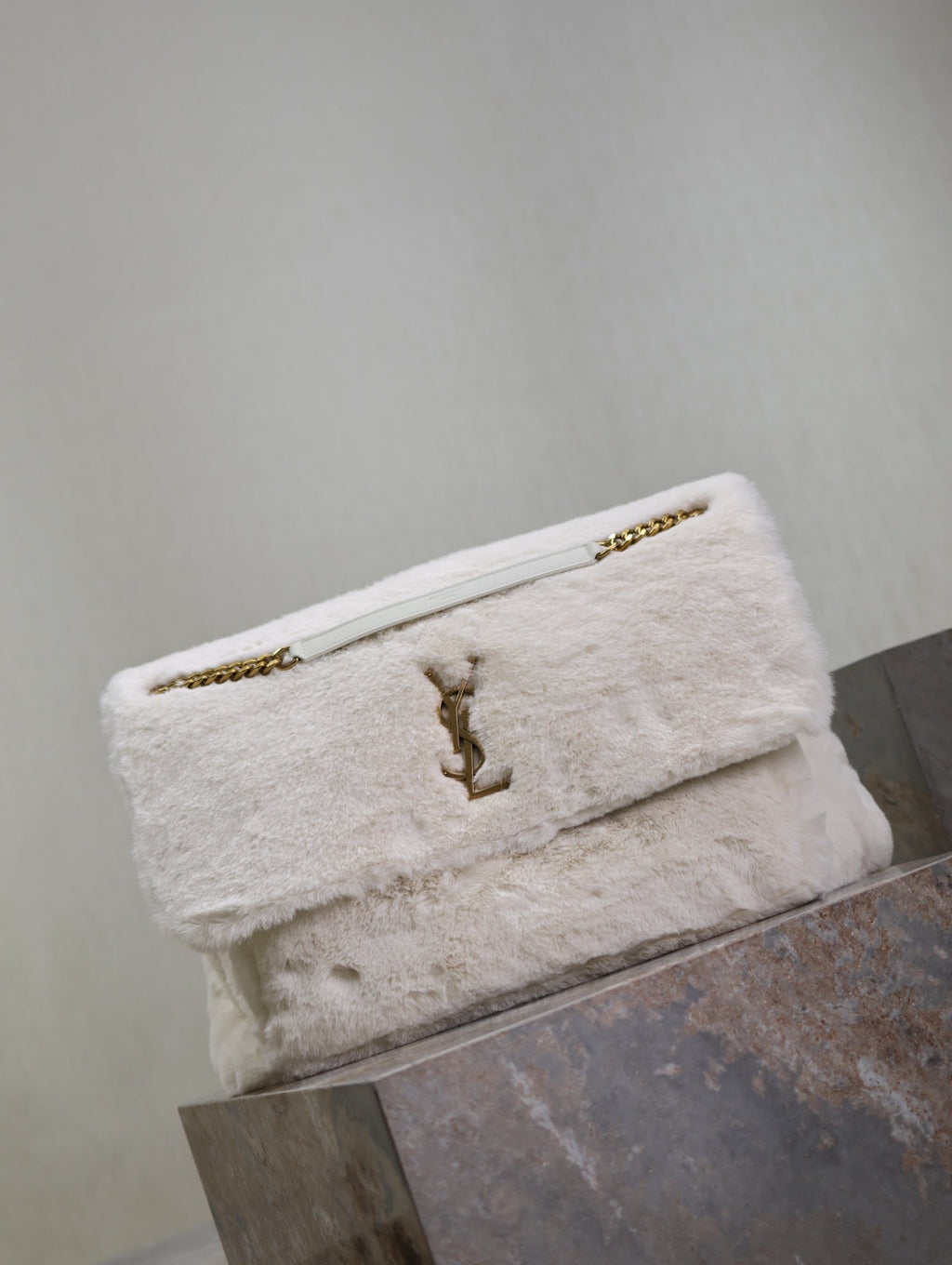 NIKI 47 IN WEISSEM KANINCHENFELL GOLDENE BESCHLÄGE