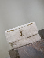 NIKI 47 IN WEISSEM KANINCHENFELL GOLDENE BESCHLÄGE