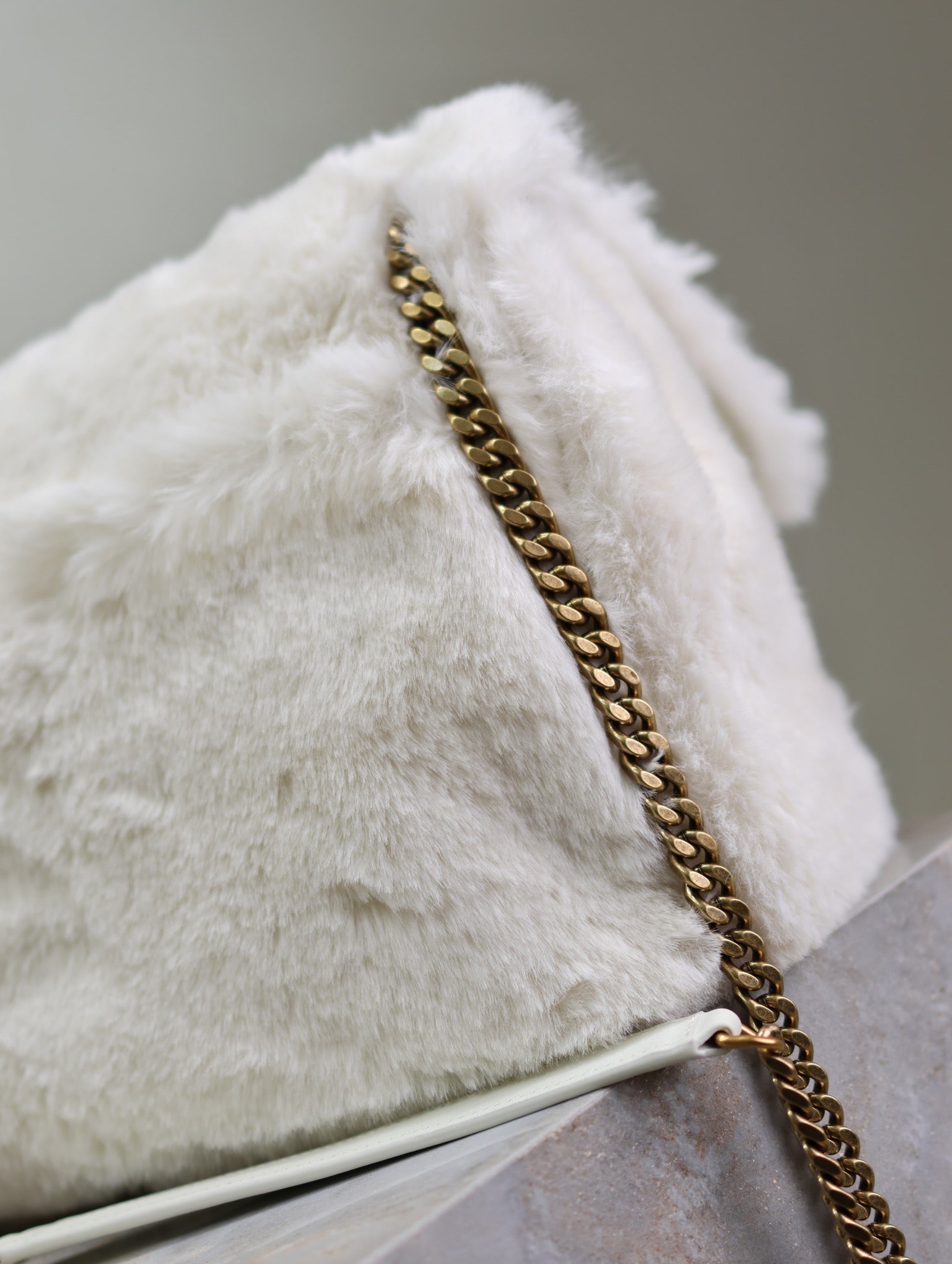 NIKI MEDIUM 28 IN WEISSES KANINCHENFELL GOLDENE BESCHLÄGE