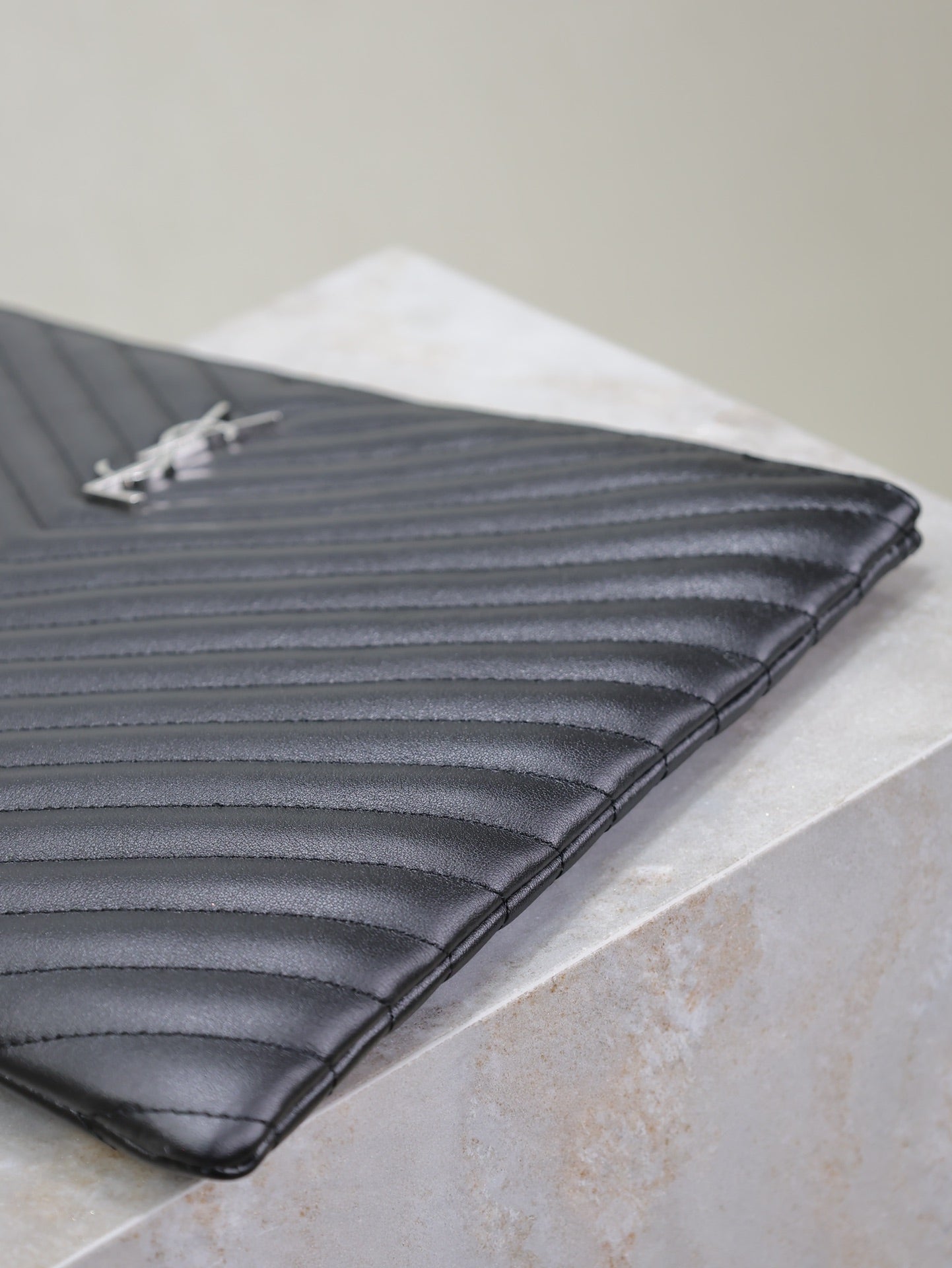 Clutch 36 aus schwarzem, gestepptem Kalbsleder mit silberner Schnalle